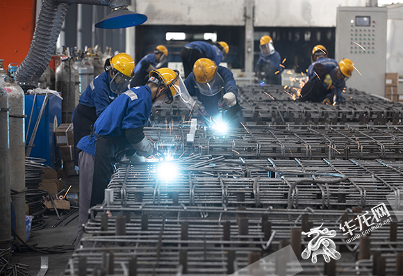 重慶軌道4號線二期軌道板預制場,鋼筋加工班組正在成批焊接軌道板鋼筋。華龍網-新重慶客戶端記者 張質 攝